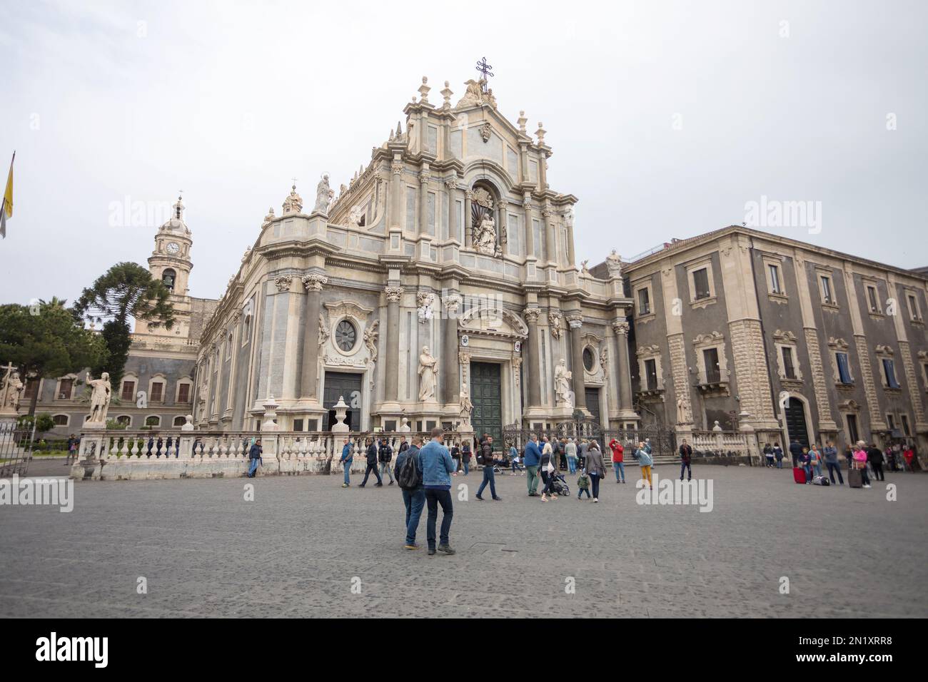 CATANIA, SIZILIEN - 22. APRIL 2019: Die Cattedrale di Sant'Agata auf der Piazza del Duomo in Catania mit Menschen an einem bewölkten Tag Stockfoto