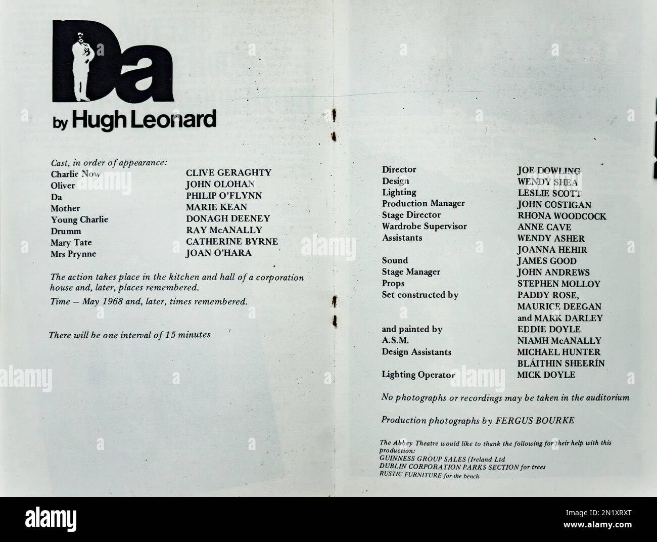 Die Besetzung für die Produktion des Staatsanwalts 1983 von Hugh Leonard im Abbey Theatre, Dublin, Irland. Direktor Joe Dowling. Stockfoto