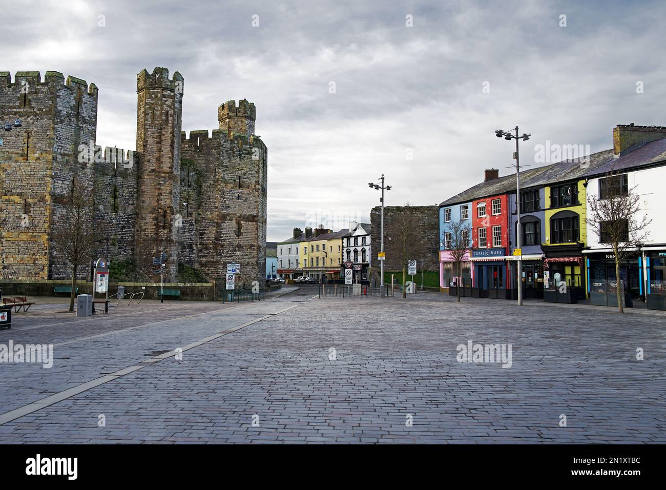 Caernarfon ist eine königliche Stadt in der Grafschaft Gwynedd, Wales. Es ist berühmt für seine mittelalterliche Burg, die von König Edward I zwischen 1283 und 1330 erbaut wurde. Stockfoto