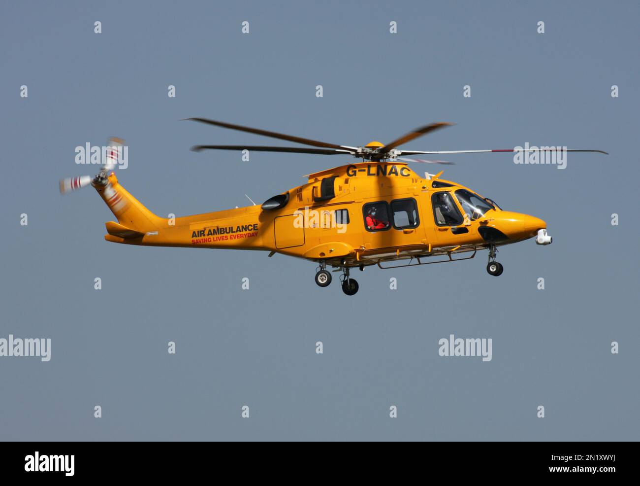 Ein Agusta-Westland AW-169 Air Ambulance verlässt Redhill Aerodrome Surrey England Stockfoto