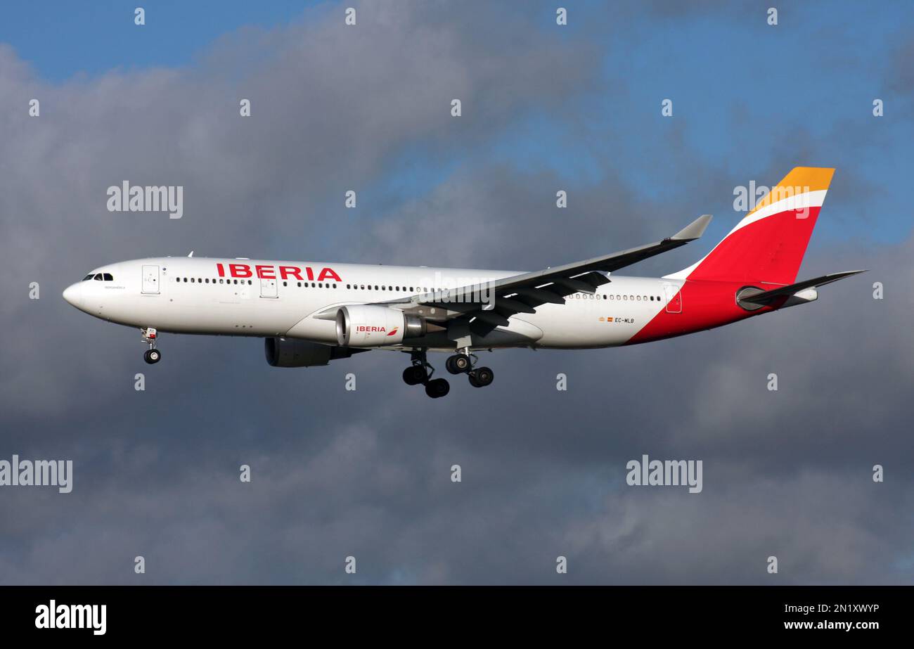 Ein Airbus A330-200 von Iberia, der am Flughafen London Gatwick ankommt Stockfoto