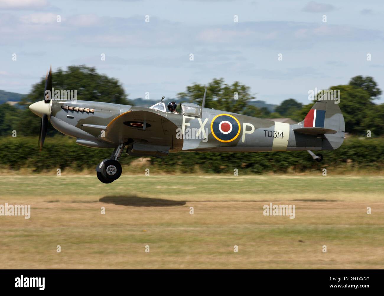 Ein Supermarine Spitfire Mk.IX startet vom Flugplatz Headcorn Kent England Stockfoto