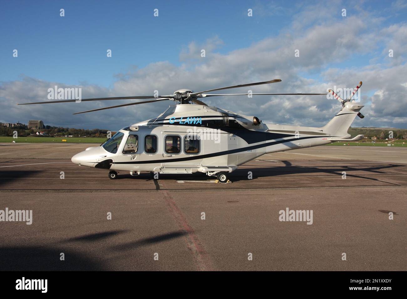 Ein Agusta-Westland AW-139 Hubschrauber auf der Rampe am Brighton City Airport England Stockfoto