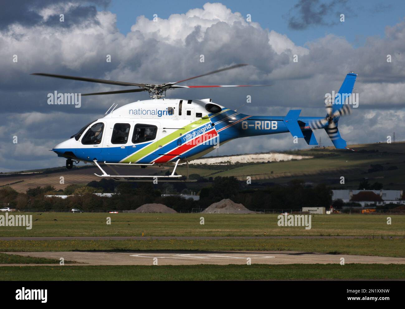 Bell 429 Global Ranger Helikopter für National Grid startet am 29. September 2021 in Shoreham, Brighton City Airport. Südliche Abfahrten und Pylonen nach hinten Stockfoto