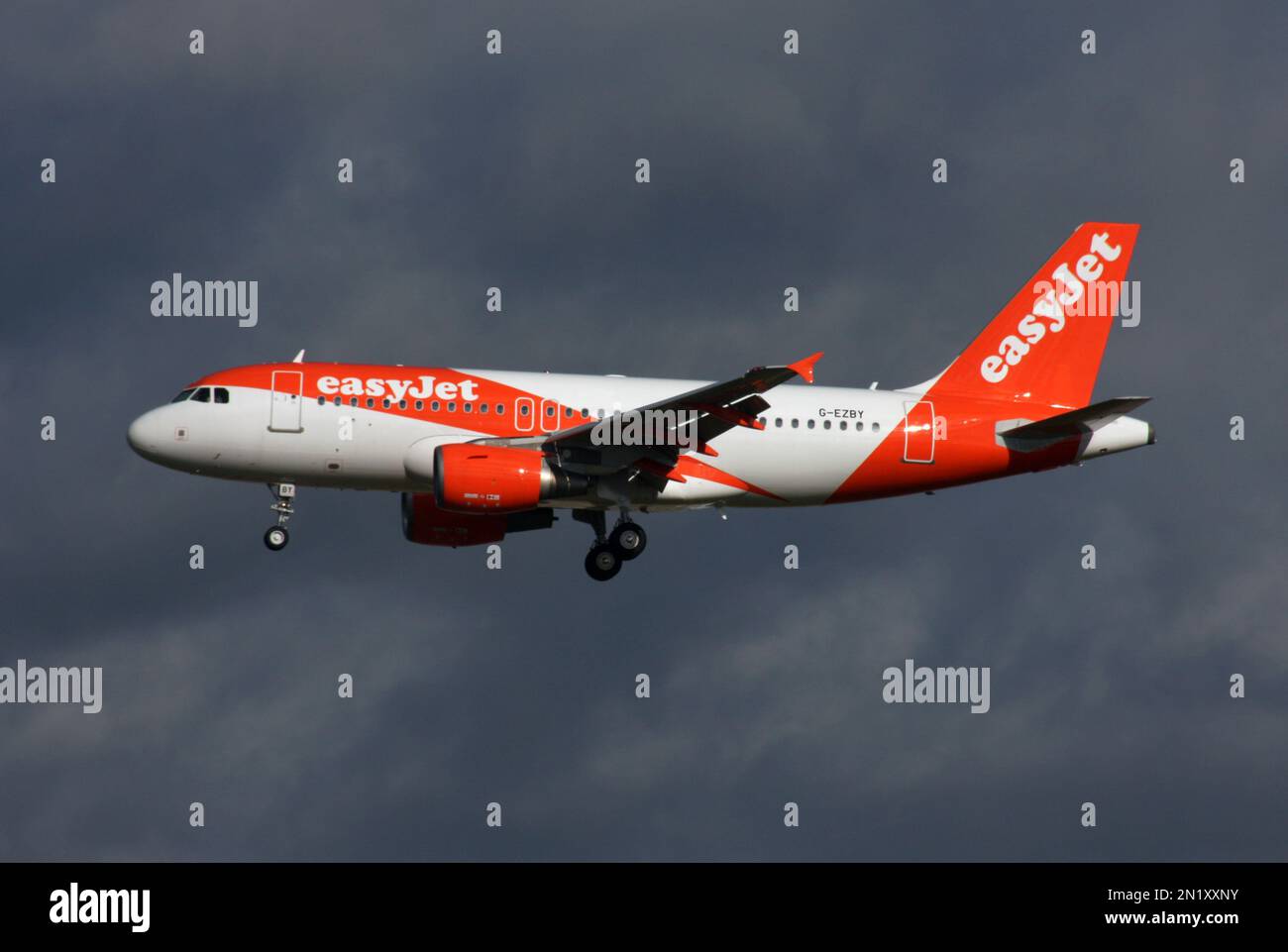 Ein Airbus A319 von easyjet landet auf einem stürmischen Flughafen London Gatwick Stockfoto