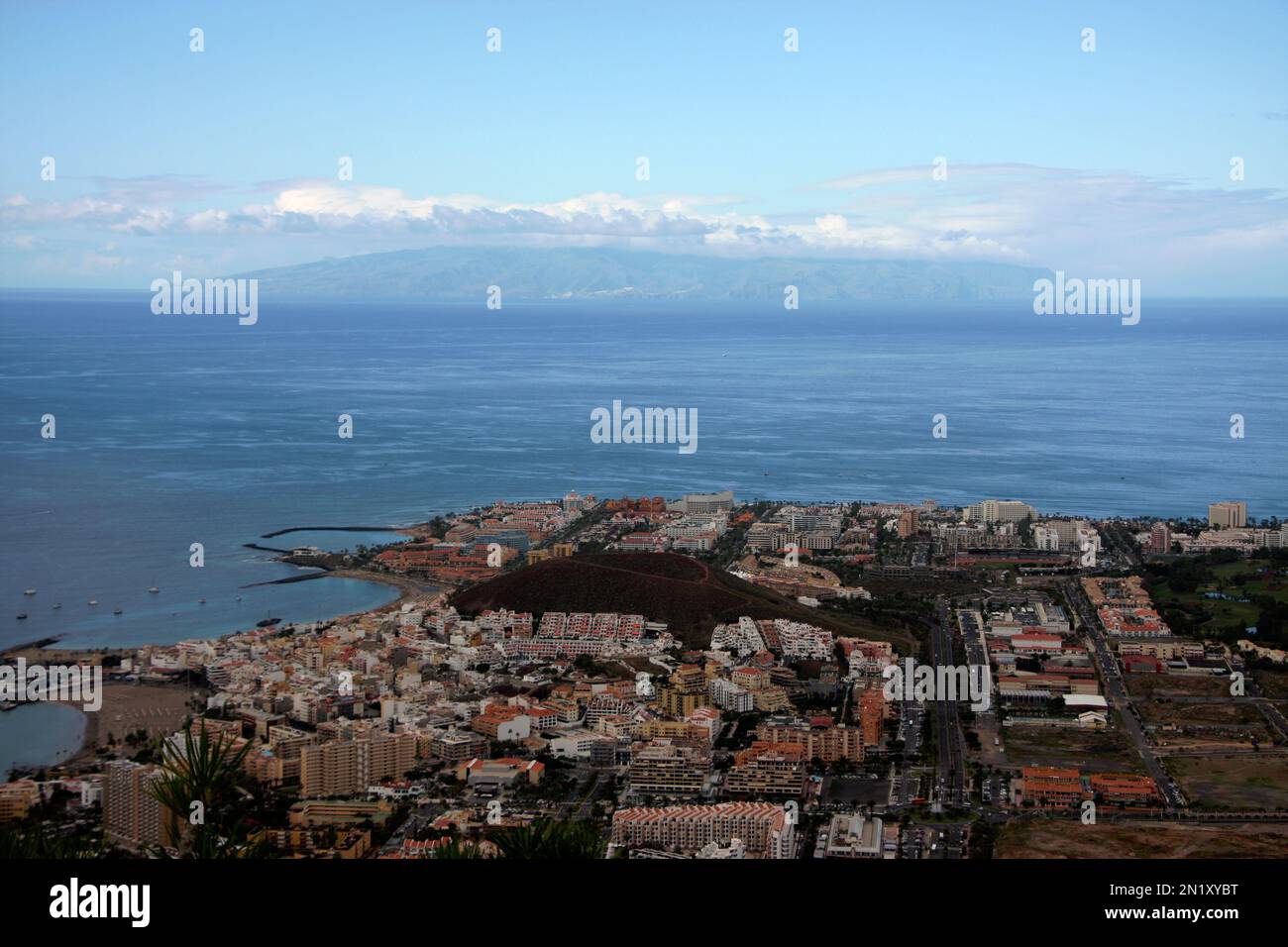 Ein Blick von oben auf Los Cristianos auf Teneriffa mit Los Cristianos im Vordergrund und die Insel La Gomera in der Ferne Stockfoto