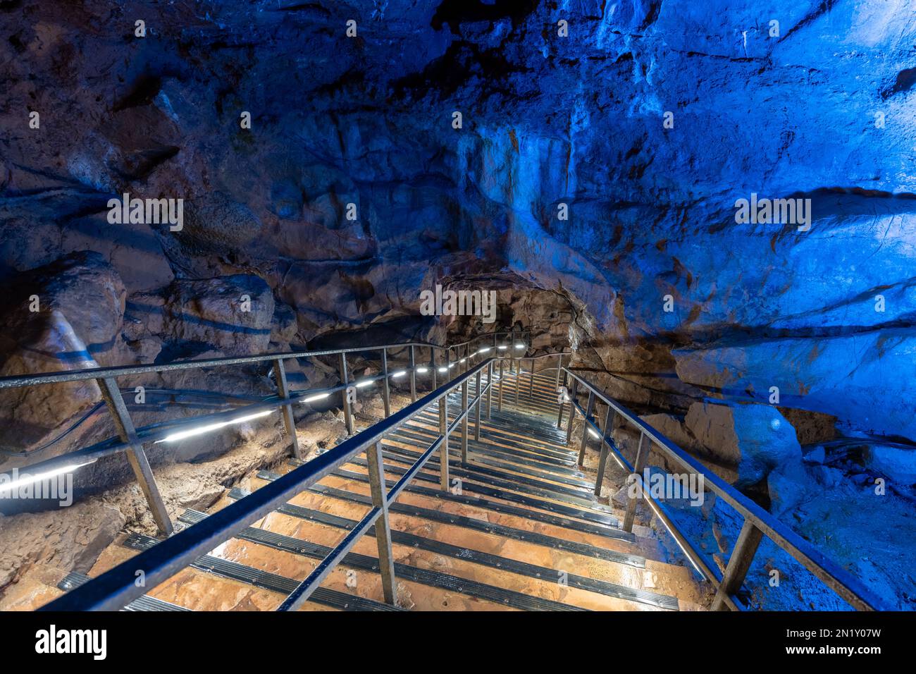 Eine beleuchtete Treppe in der Goughs Cave in Cheddar in Somerset Stockfoto