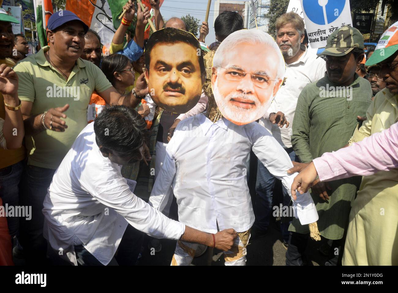 6. Februar 2023, Kolkata, Indien: Kongressaktivisten nehmen am 6,2023. Februar an einer Demonstration zum Protest gegen die Adani Row in Kalkutta, Indien Teil. (Foto von / Eyepix Group) Stockfoto