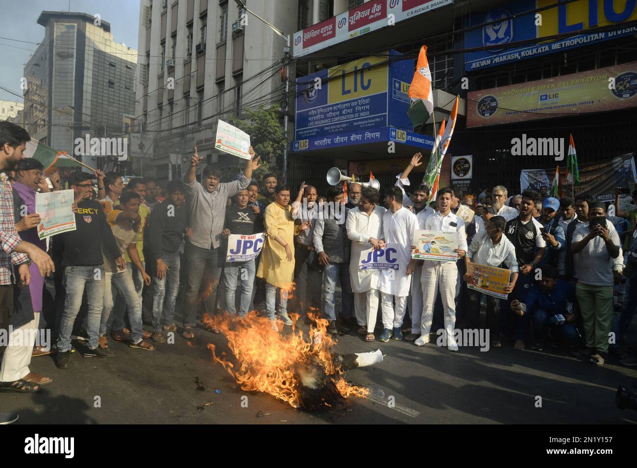 6. Februar 2023, Kolkata, Indien: Kongressaktivisten nehmen am 6,2023. Februar an einer Demonstration zum Protest gegen die Adani Row in Kalkutta, Indien Teil. (Foto von / Eyepix Group) Stockfoto