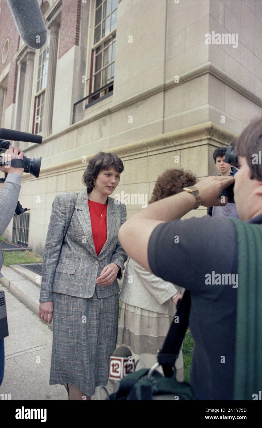 An unidentified woman arrives at Providence Superior Court in Rhode Island for the Claus von Bulow trial, May 9, 1985. (AP Photo/Elise Amendola) Stockfoto