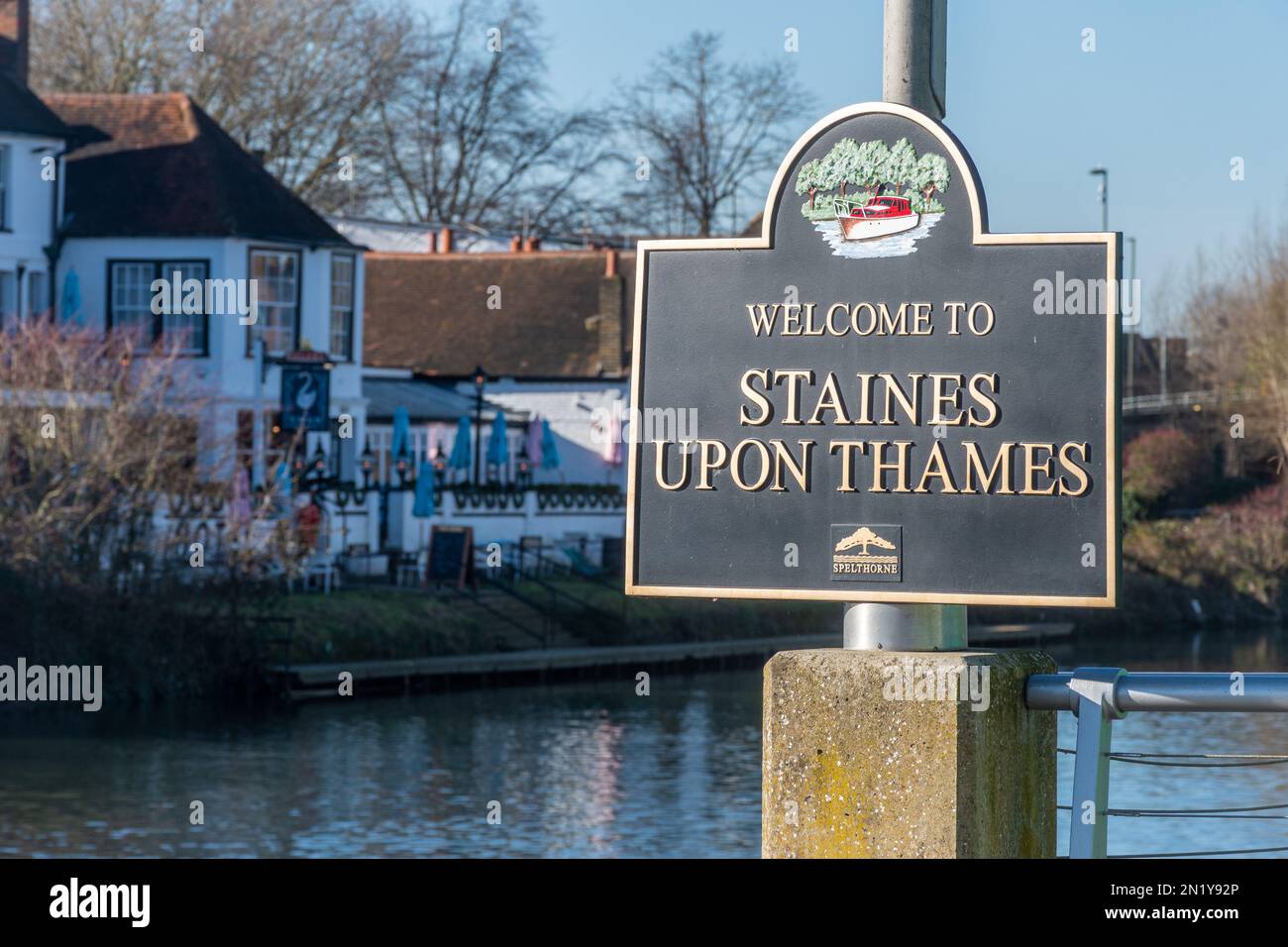 „Welcome to Staines Upon Thames“-Schild am Fluss Themse in Surrey, England, Großbritannien Stockfoto