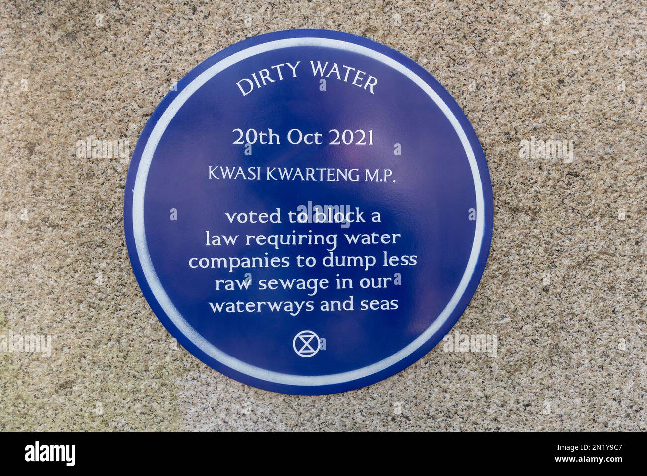 Extinction Rebellion Blue Plaque auf der Staines Bridge über der Themse, Surrey, UK, Dirty Water 20. Oktober 2021, protestiert gegen die Abwasserentsorgung Stockfoto