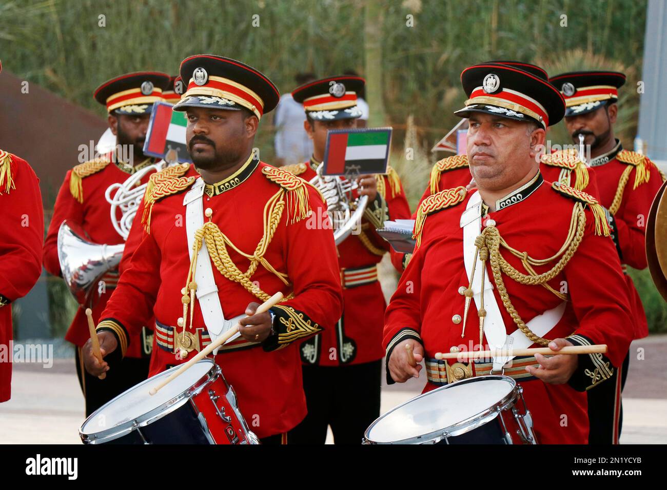 Dubai, Vereinigte Arabische Emirate - 15. März 2022 Emirati Police Brass Band Orchestra tritt auf der Expo 2020 Dubai Daily Parade auf Stockfoto