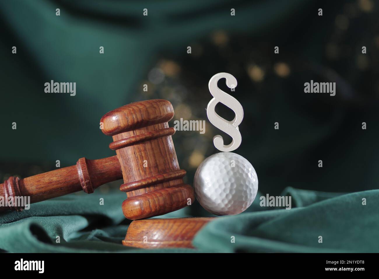 Gesetz im Golf. Richte Hammer und Golfball auf einem Holzhintergrund. Begriff Sportrecht und Sportverbrechen Stockfoto