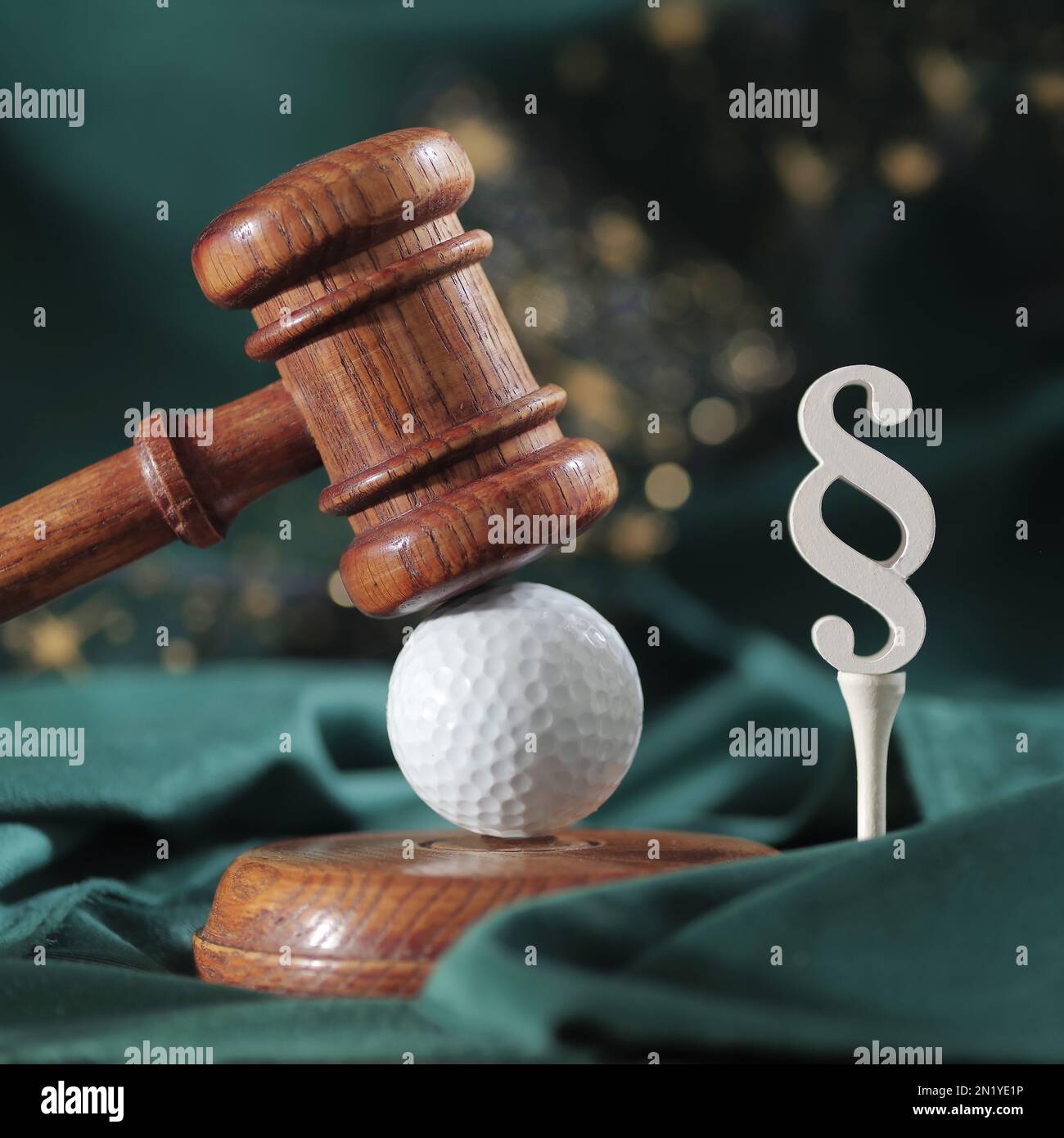 Gesetz im Golf. Richte Hammer und Golfball auf einem Holzhintergrund. Begriff Sportrecht und Sportverbrechen Stockfoto