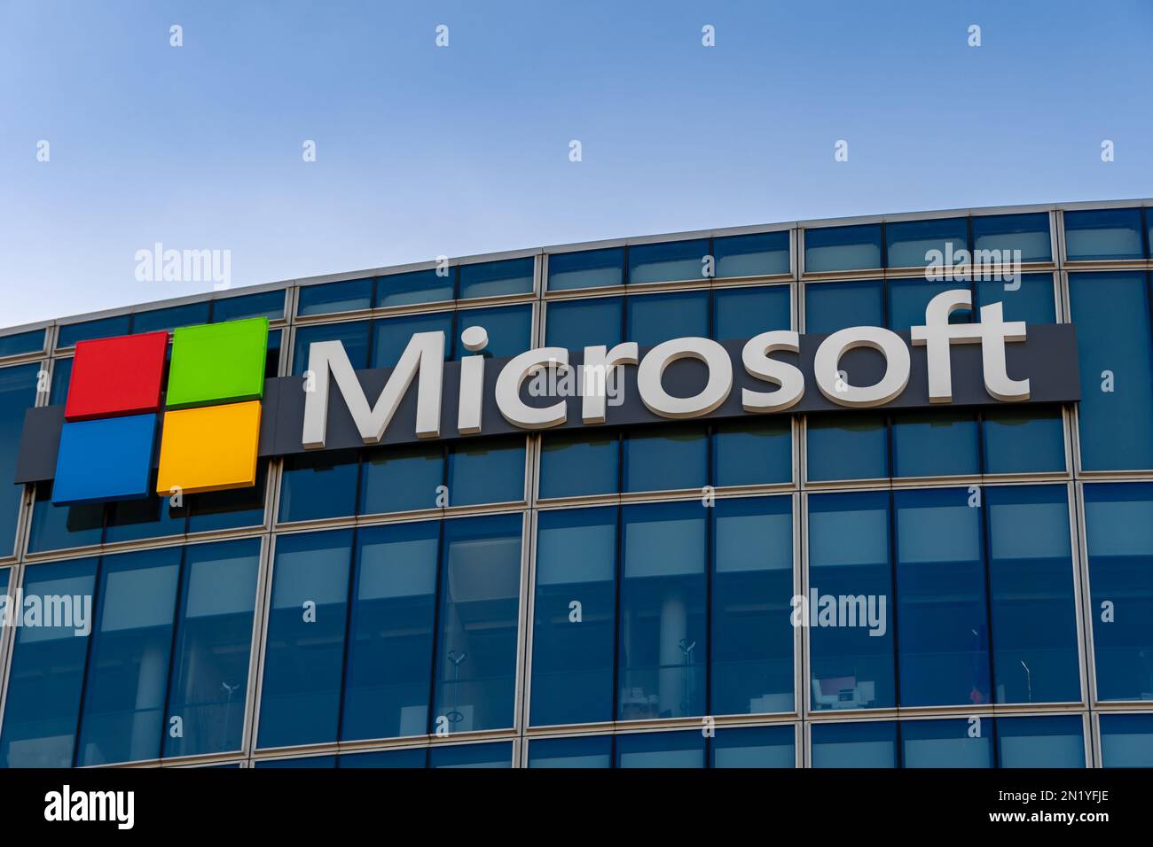 Melden Sie sich an der französischen Hauptniederlassung von Microsoft an, einem amerikanischen multinationalen Unternehmen, das Computersoftware entwickelt, herstellt, lizenziert und vermarktet Stockfoto