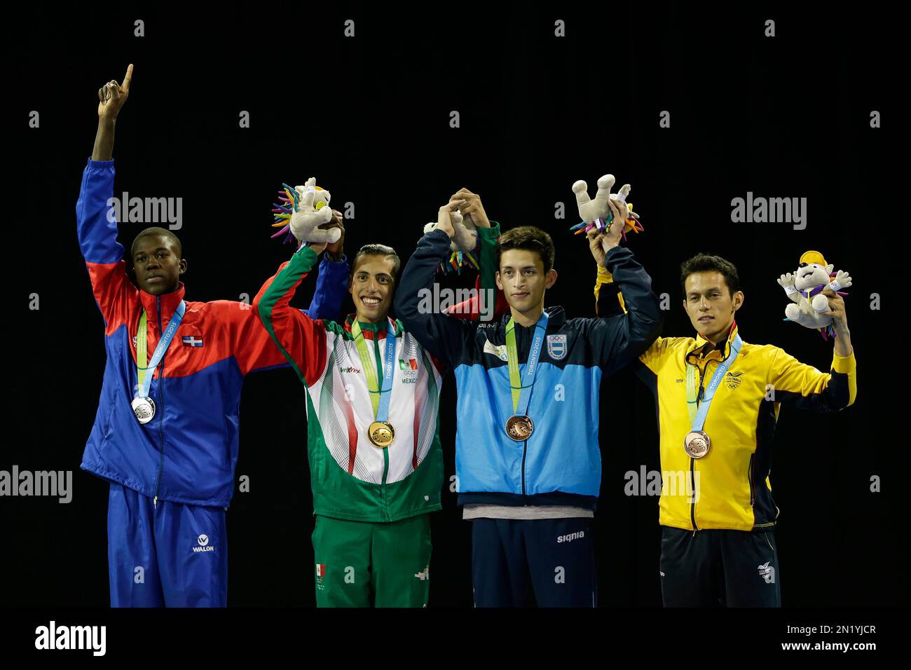 Silver medalist Dominican Republic's Luisito Pie, left, gold medalist Mexico's Carlos Navarro, center left, bronze medalists Argentina's Lucas Guzman, center right and Colombia's Harold Avella poses with their medals earned in the men's -58kg taekwondo competition at the Pan Am Games in Mississauga, Ontario, Sunday, July 19, 2015. (AP Photo/Felipe Dana) Stockfoto