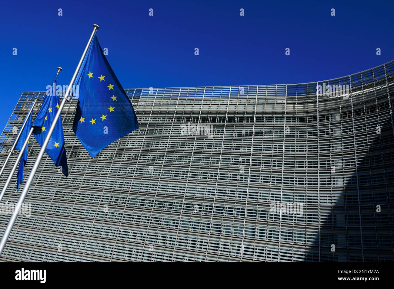 Europäische Flaggen vor dem Berlaymont-Gebäude, Sitz der Europäischen Kommission in Brüssel, Belgien Stockfoto