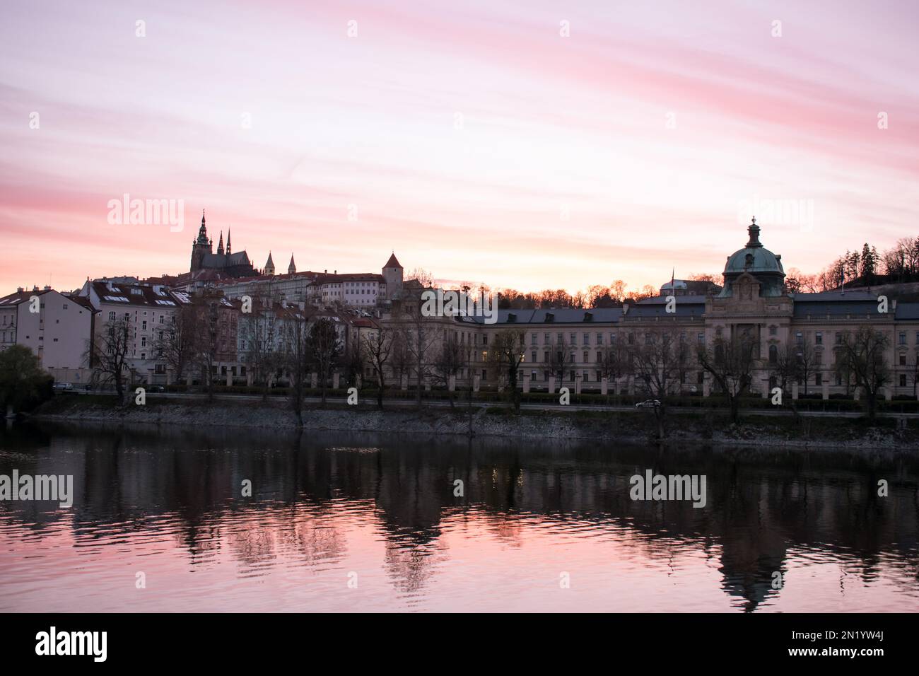 Die berühmte Karlsbrücke (Karluv Most) und der Brückenturm der Altstadt bei Sonnenuntergang, Tschechien. Stockfoto