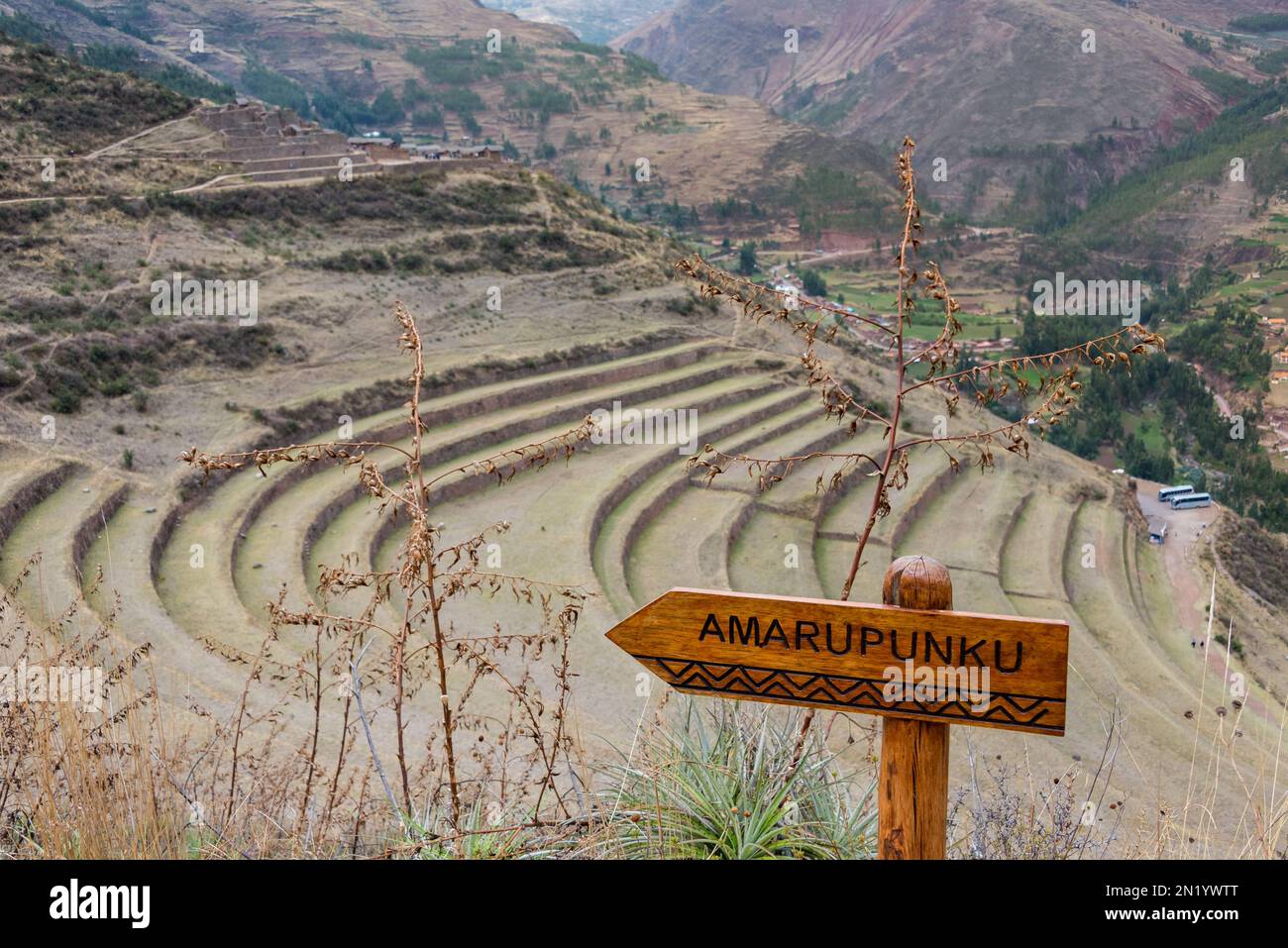 Panoramablick auf die kultivierten Terrassen und die Berge im Hintergrund in der Gegend von Pisac, Heiliges Tal. Ein Schild mit der Aufschrift „Amarupunku“ ist zu sehen Stockfoto