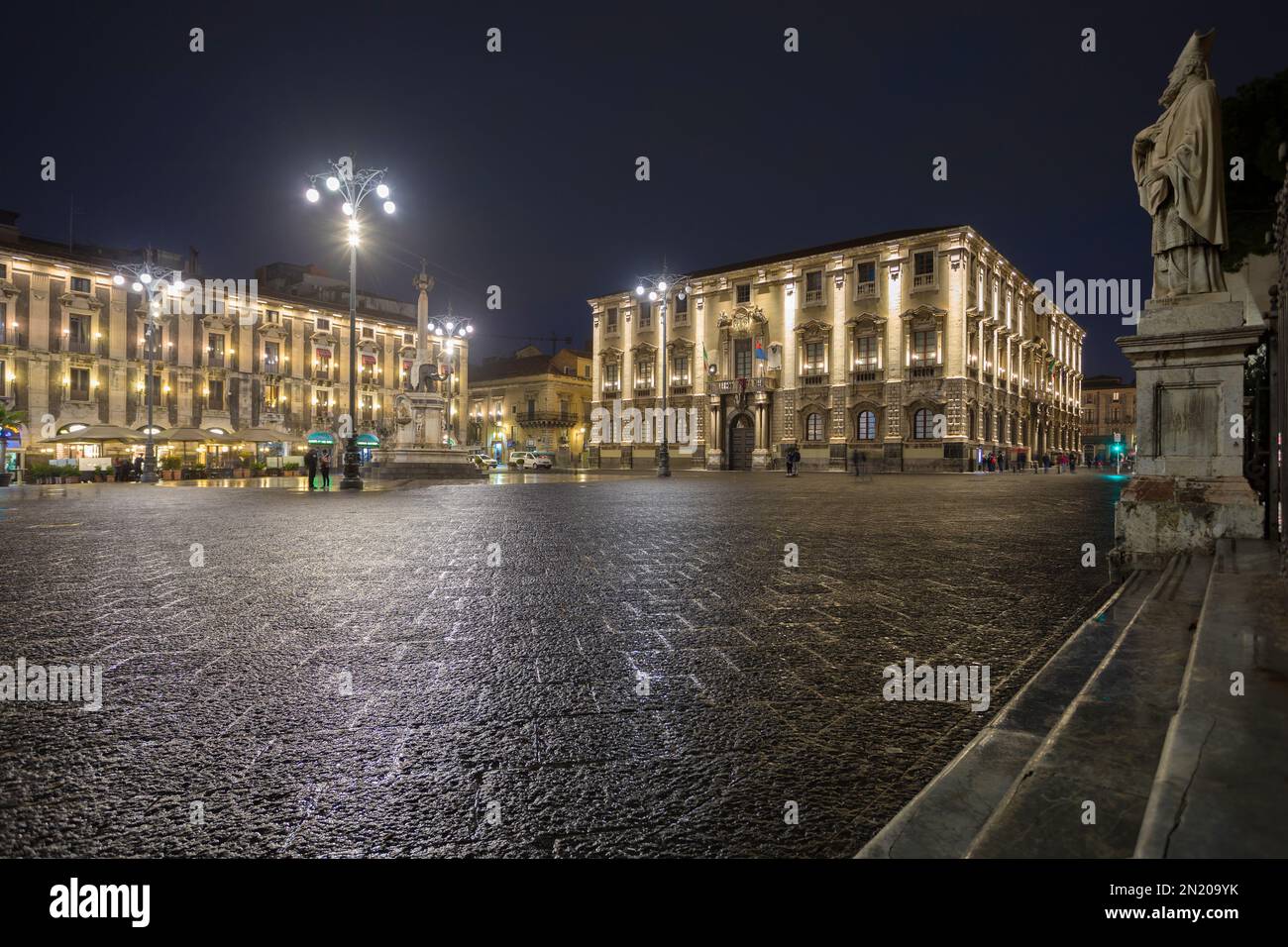 CATANIA, SIZILIEN - 22. APRIL 2019: Fontana dell'Elefante auf der Piazza del Duomo in Catania bei Nacht Stockfoto
