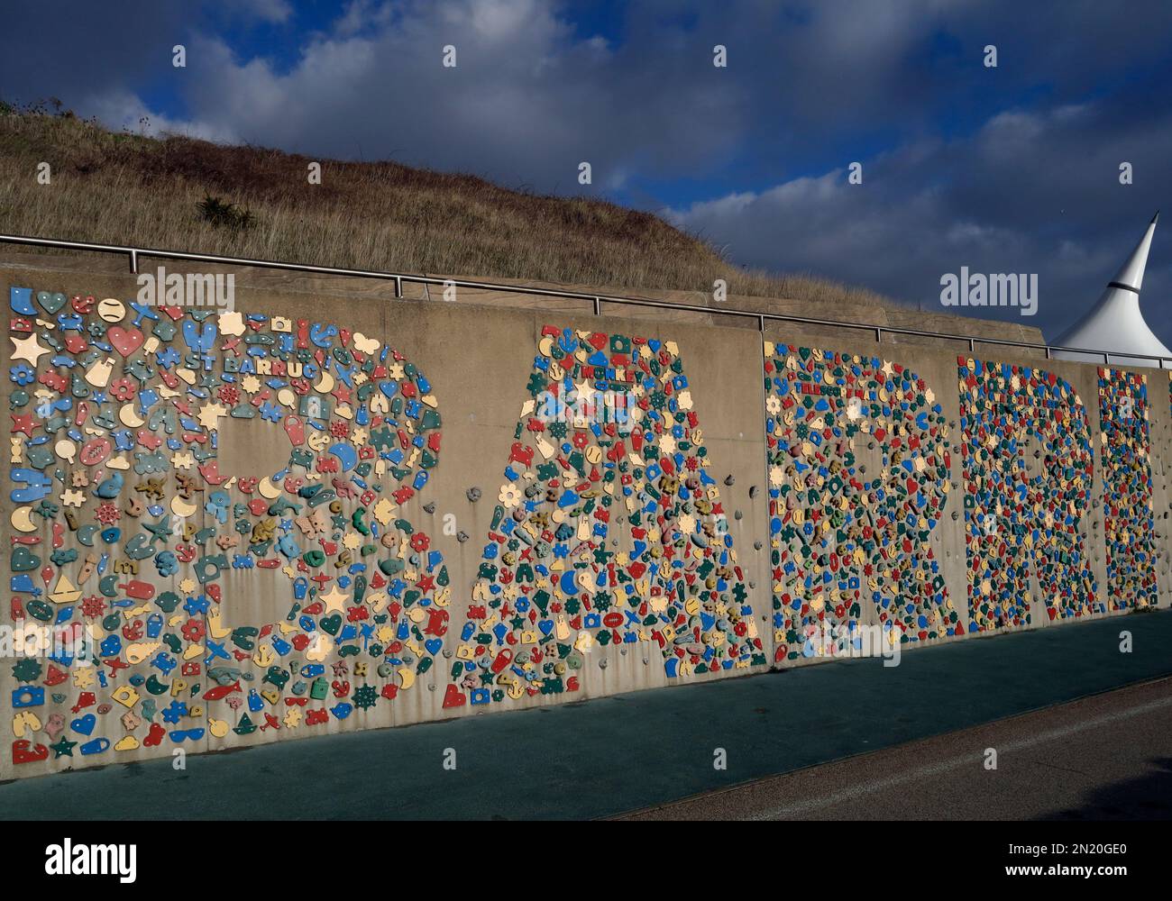 Kletterwand/Wandgemälde an der Barry Island Promenade, aufgenommen im Januar 2023. Im Winter Stockfoto