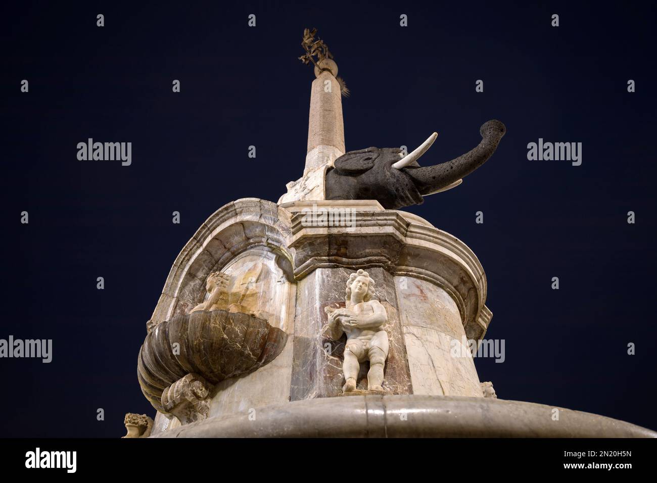 Fontana dell'Elefante auf der Piazza del Duomo in Catania bei Nacht Stockfoto