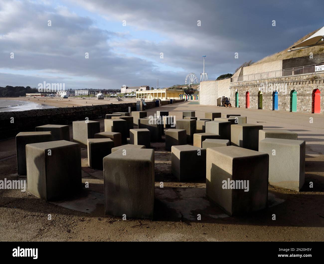 Farbenfrohe Toilettentüren und Ammonit Wasserspiel, Promenade, Barry Island, South Wales, aufgenommen im Januar 2023. Im Winter. Ein Sprühnebel Stockfoto