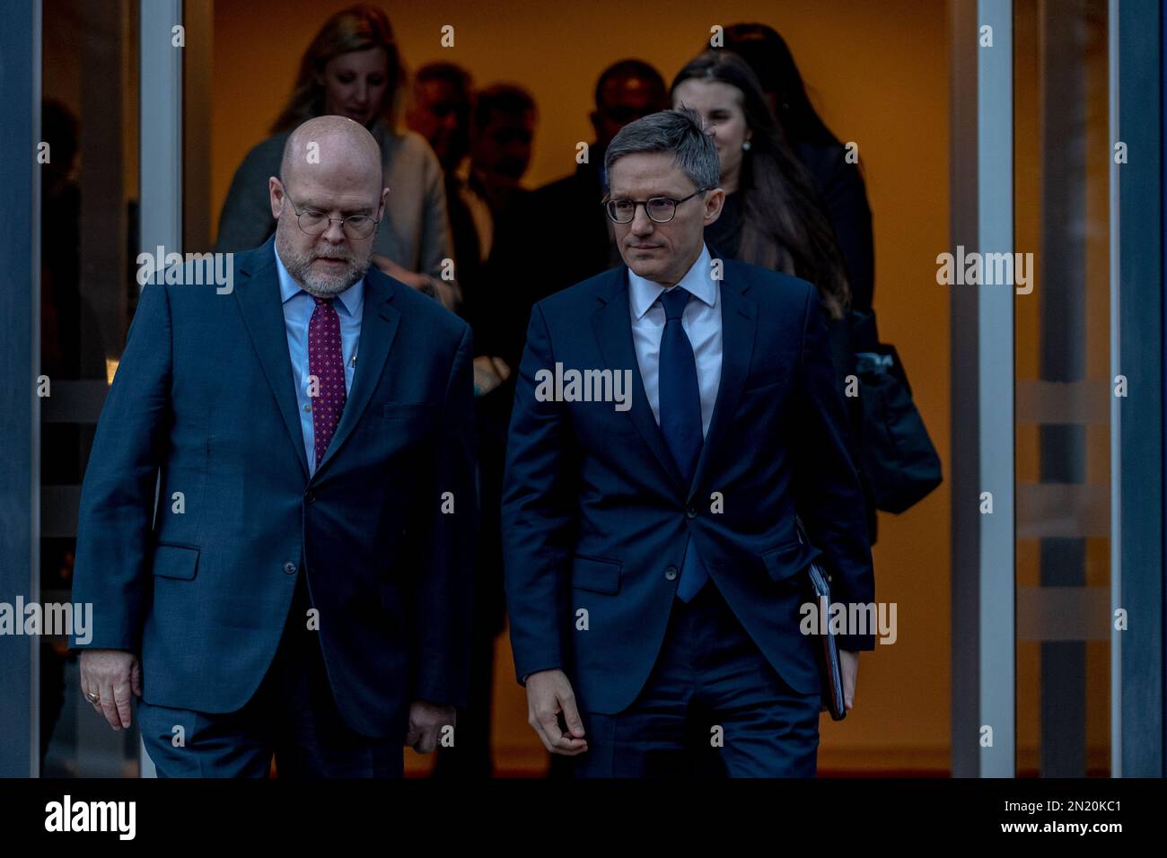 Der leitende Berater des US-Außenministeriums, Derek Chollet (auf dem Bild), begleitet vom US-Botschafter im Kosovo, Jeff Hovenier (lef) Stockfoto