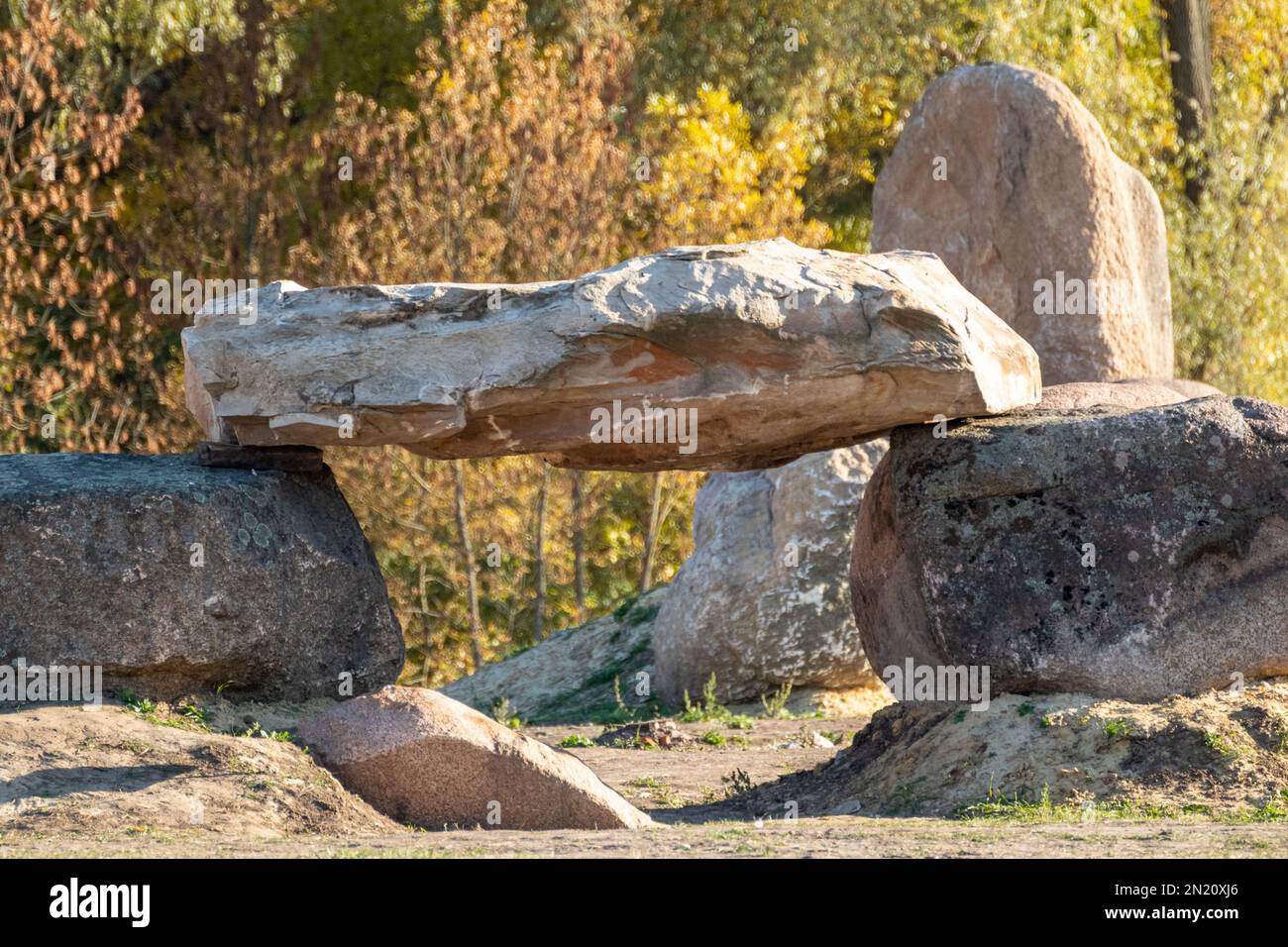 Große Granitfelsen Gruppendekoration am sonnigen Herbsttag. Große Steine, Landschaftselemente Stockfoto