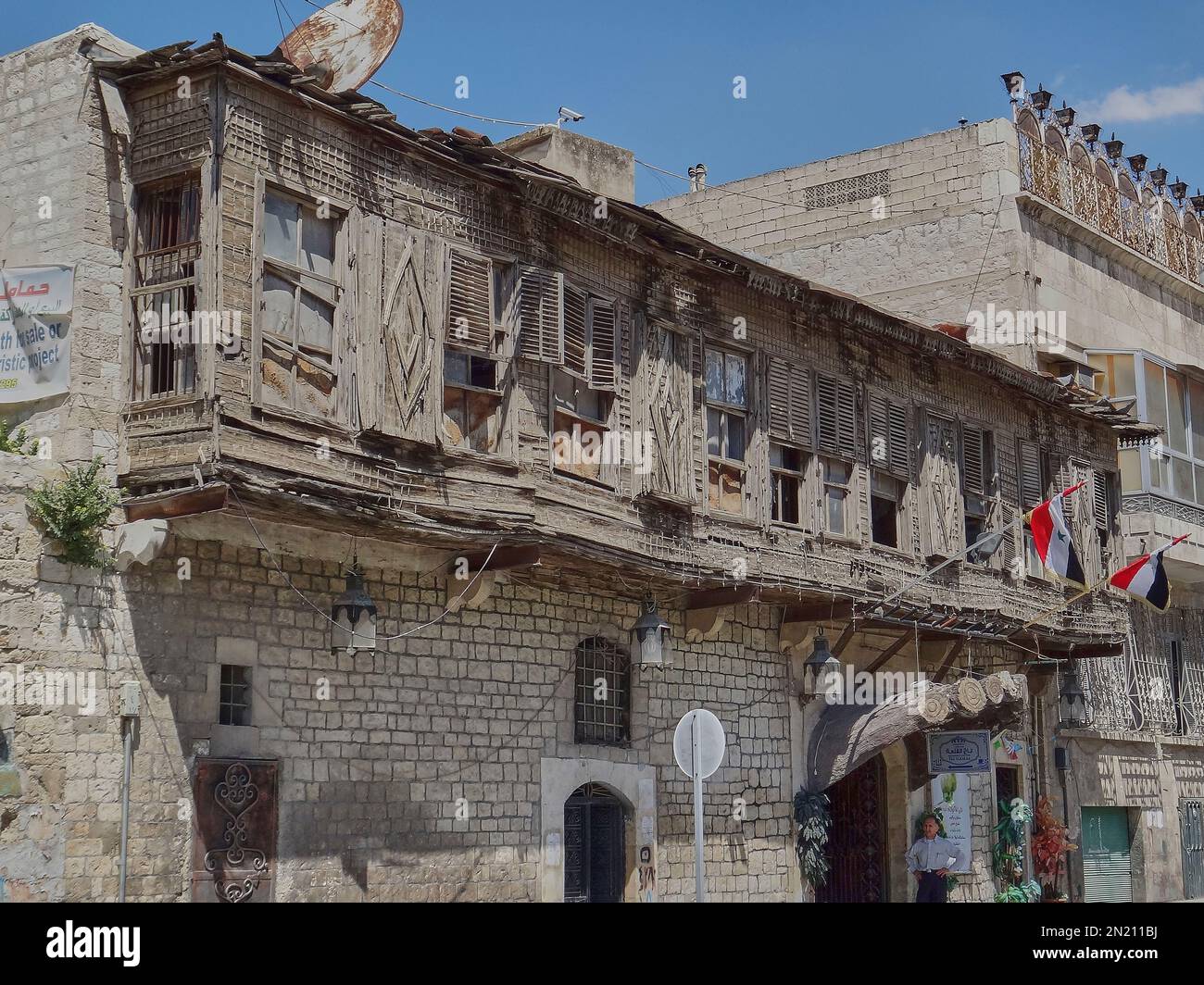 Aleppo, Syrien - 2011 04 13: Alte Gebäude in den Straßen von Aleppo in Syrien zu Zeiten des arabischen Frühlings kurz vor dem Krieg im Nahen Osten Stockfoto