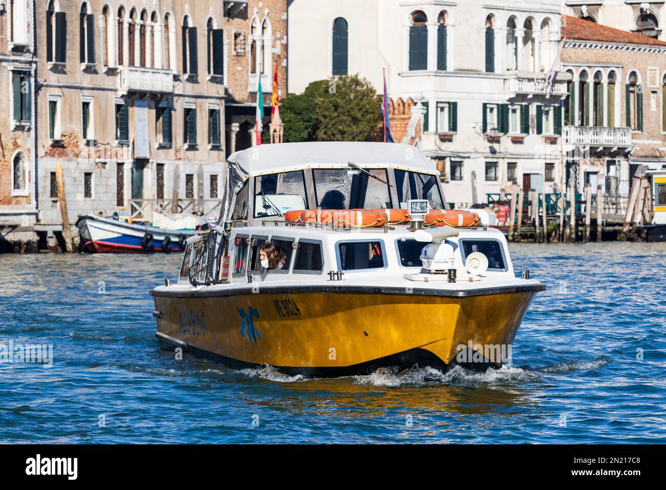 Alilaguna-Boot auf dem Canal Grande, Canal Grande, Venedig, Venetien, Italien, Europa Stockfoto