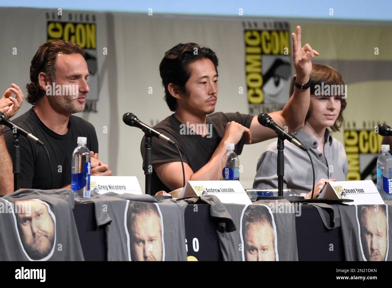 Andrew Lincoln, from left, Steven Yeun, and Chandler Riggs attend "The Walking Dead" panel on day 2 of Comic-Con International on Friday, July 10, 2015, in San Diego, Calif. (Photo by Chris Pizzello/Invision/AP) Stockfoto