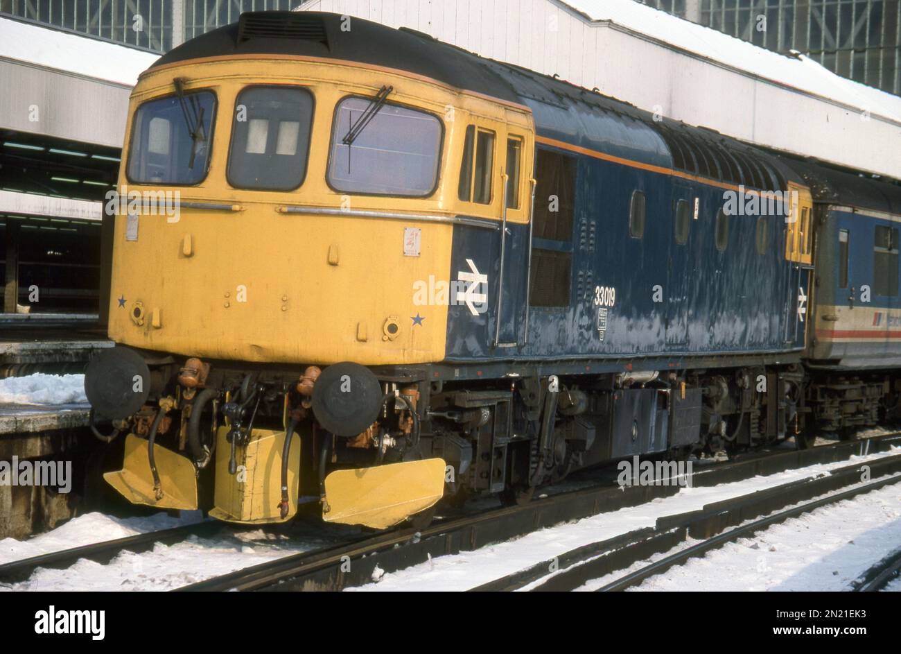 Bereit zum Pflügen durch den Schnee! Echtes Blau und makellos Klasse 33 'Crompton' 33019 gesehen in London Waterloo am 1V11, der 11,10 Uhr Waterloo-Exeter Service - am 11. Februar 1991. Stockfoto