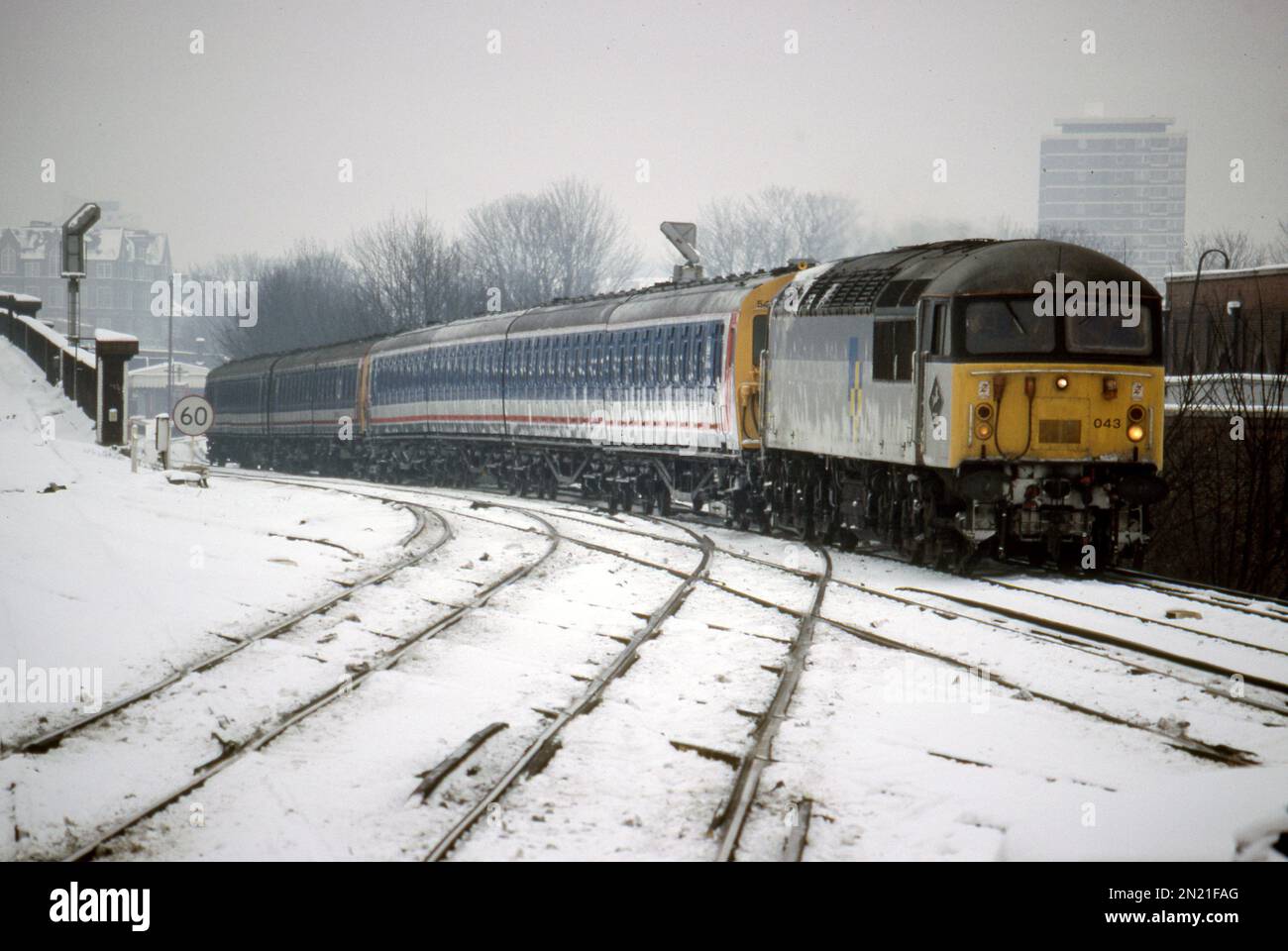 Güterlokomotive der Klasse 56 „Grid“ 56043 nähert sich dem Bahnhof von Lewisham und zieht ein Paar 4-EPB-EMUs nach Dartford in der Big Freeze von 1991 – aufgenommen am 6. Februar 1991. Stockfoto