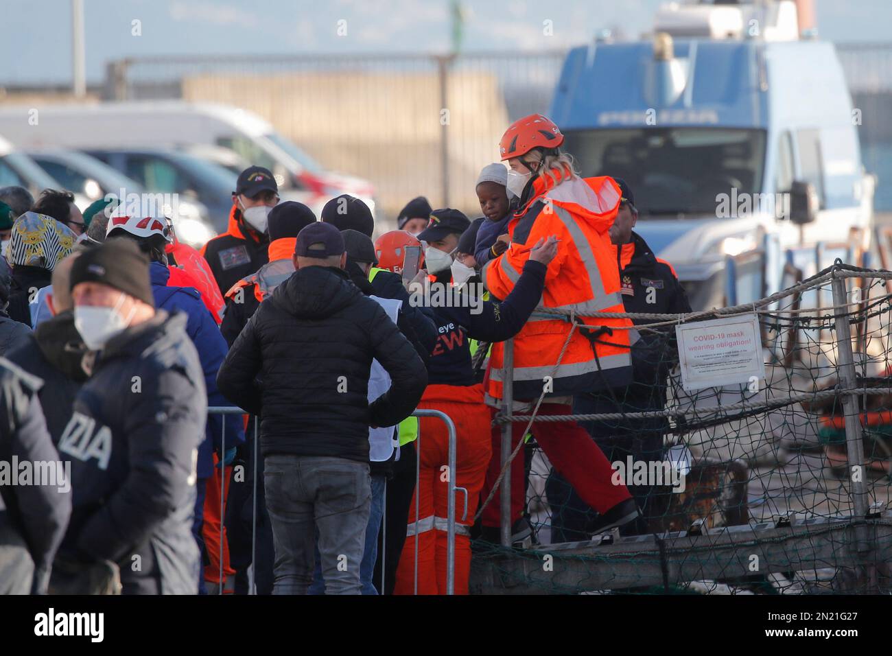 Neapel, Italien. 06. Februar 2023. Den Menschen wird geholfen, das Rettungsschiff Sea-Eye 4 zu verlassen, nachdem es mit 106 Migranten an Bord im Hafen von Neapel angedockt hat. Das Schiff sollte im Hafen von Pesaro anlegen, aber es wurde schließlich genehmigt, seine Passagiere in Neapel aufgrund rauer Seebedingungen aussteigen zu lassen. Kredit: Unabhängige Fotoagentur/Alamy Live News Stockfoto