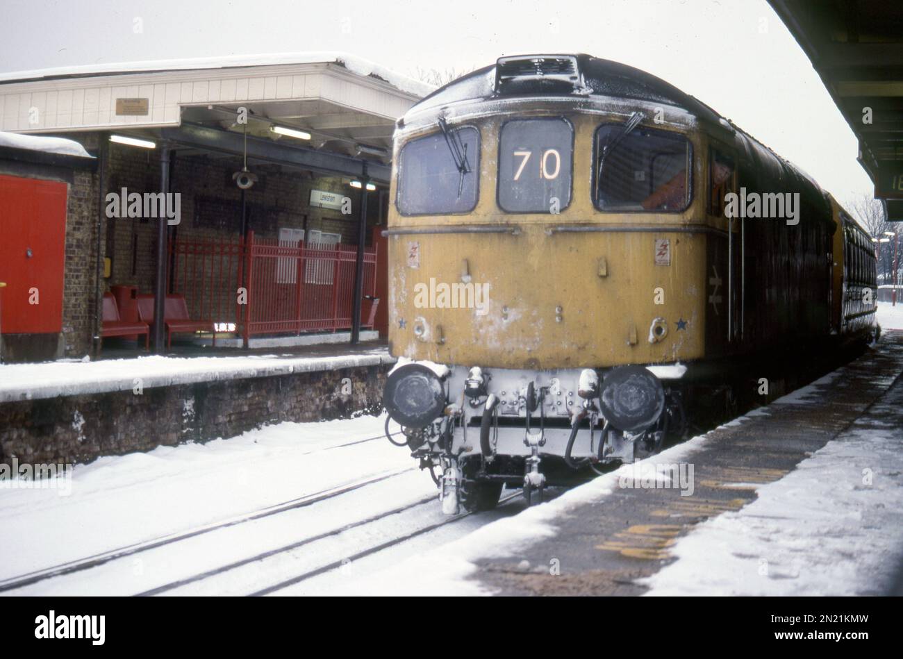 Klasse 33 „Crompton“ 33020 wartet darauf, ein Charing Cross Bound 4-EPB im eisigen Schnee aus der Lewisham Station zu ziehen – aufgenommen am 9. Februar 1991. Stockfoto