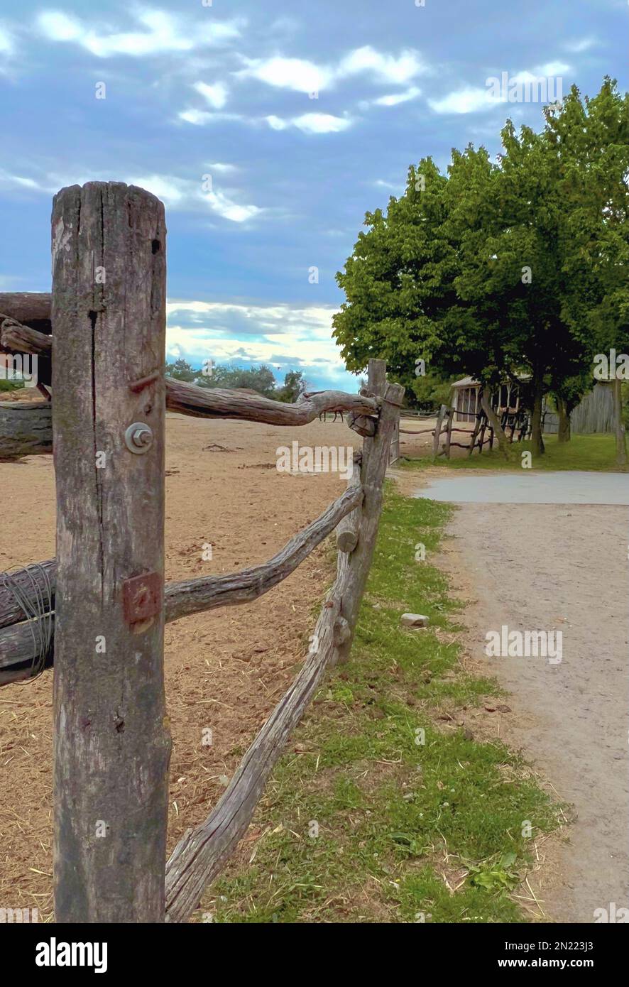 Folgen Sie den alten schiefen Zaunpfählen, um das Ranchland in Ungarn auf der Magyar Ranch zu sehen. Stockfoto