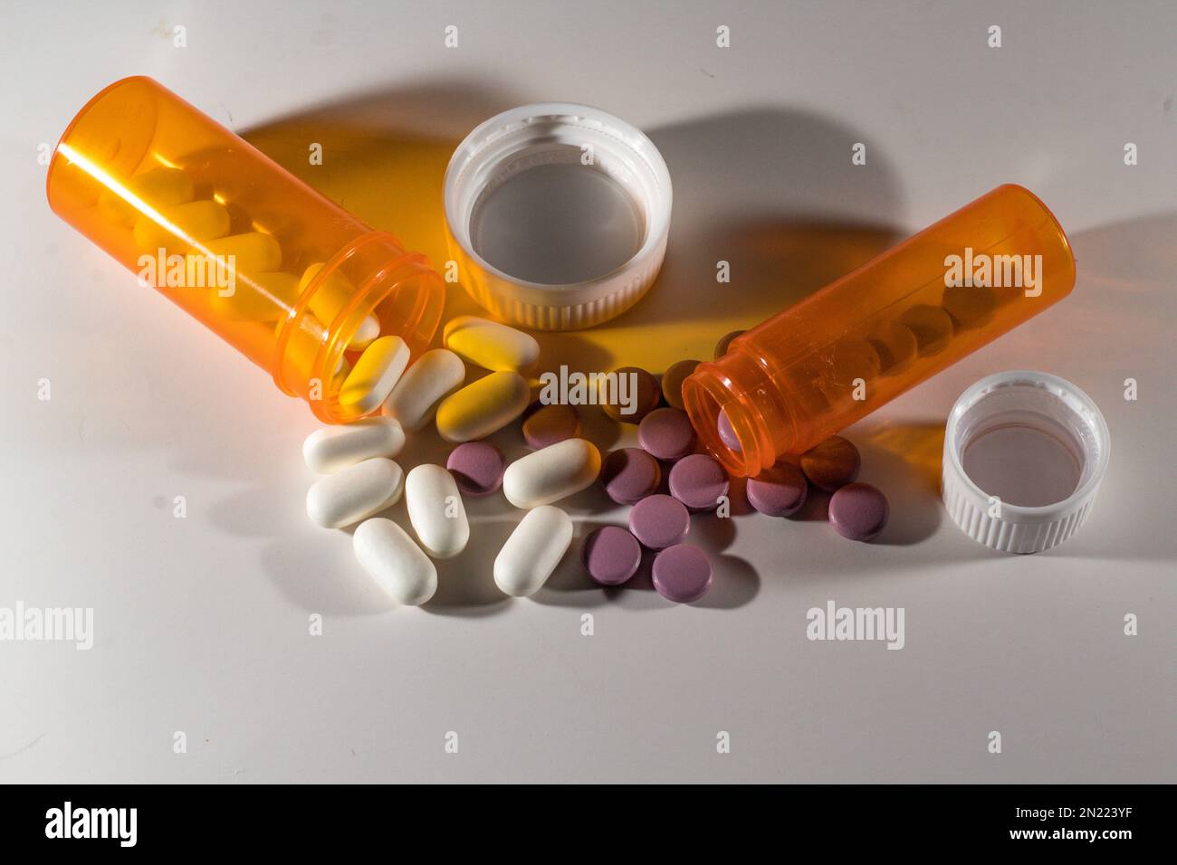 Opioid-Epidemie/-sucht, verschreibungspflichtige Medikamente, Alkoholsucht, Drogen- und Alkoholmissbrauch, Selbstmord. Suizid- und Krisen-Hotline! Stockfoto