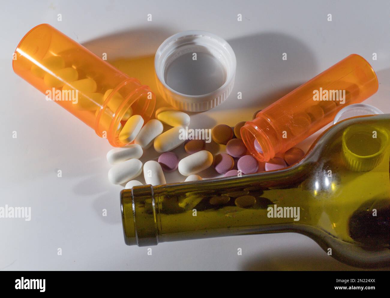 Opioid-Epidemie/-sucht, verschreibungspflichtige Medikamente, Alkoholsucht, Drogen- und Alkoholmissbrauch, Selbstmord. Suizid- und Krisen-Hotline! Stockfoto