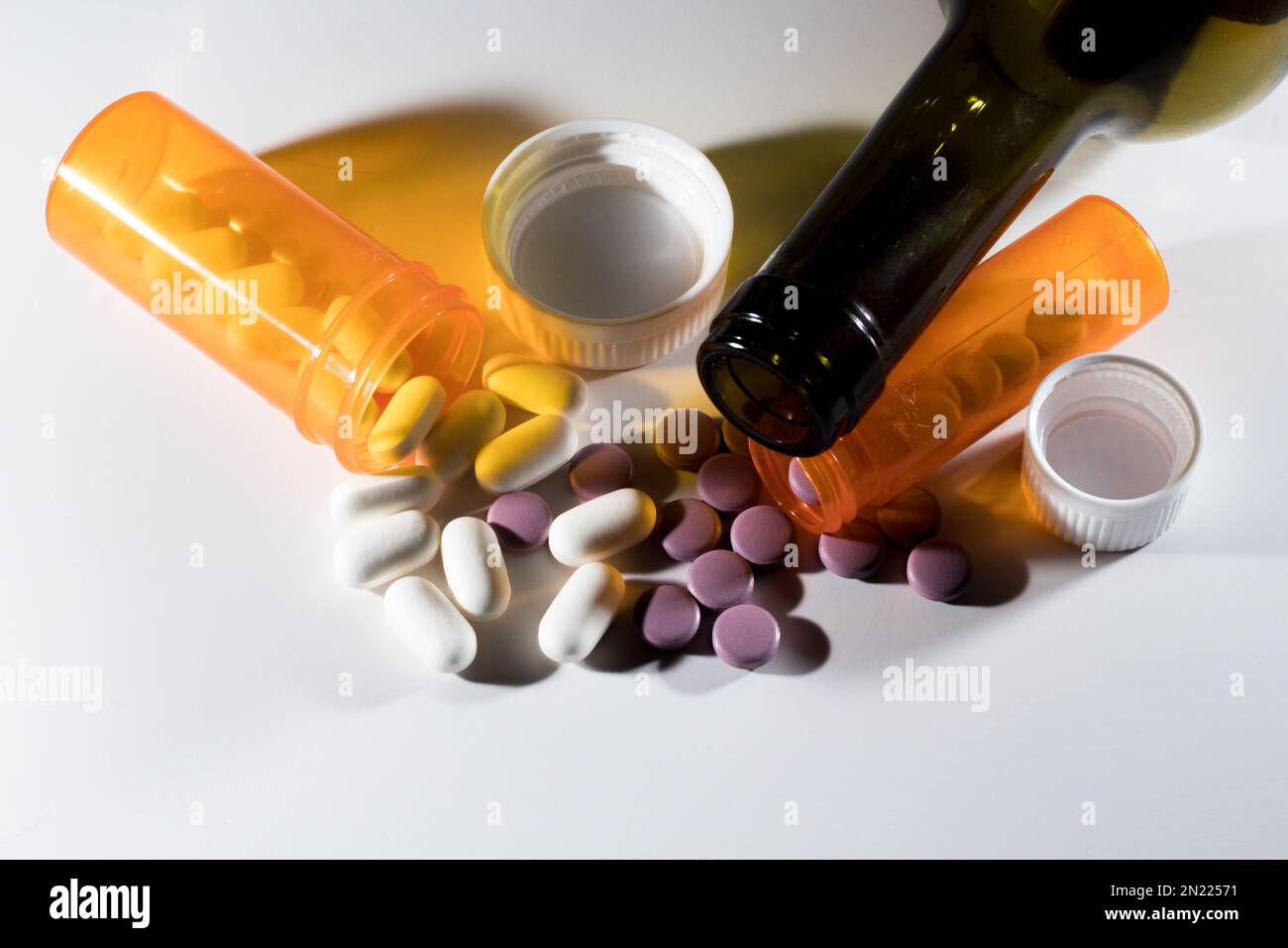 Opioid-Epidemie/-sucht, verschreibungspflichtige Medikamente, Alkoholsucht, Drogen- und Alkoholmissbrauch, Selbstmord. Suizid- und Krisen-Hotline! Stockfoto