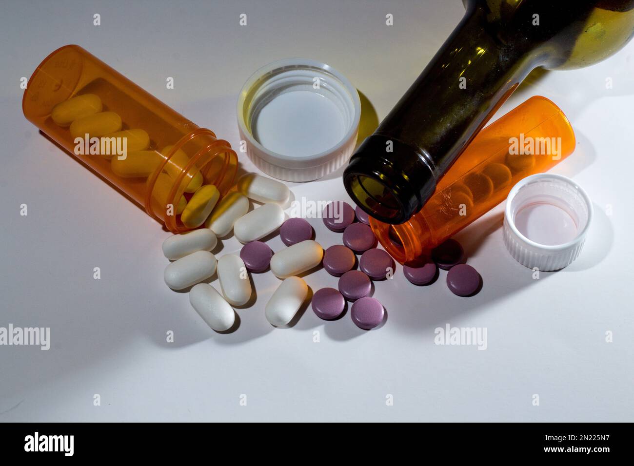 Opioid-Epidemie/-sucht, verschreibungspflichtige Medikamente, Alkoholsucht, Drogen- und Alkoholmissbrauch, Selbstmord. Suizid- und Krisen-Hotline! Stockfoto
