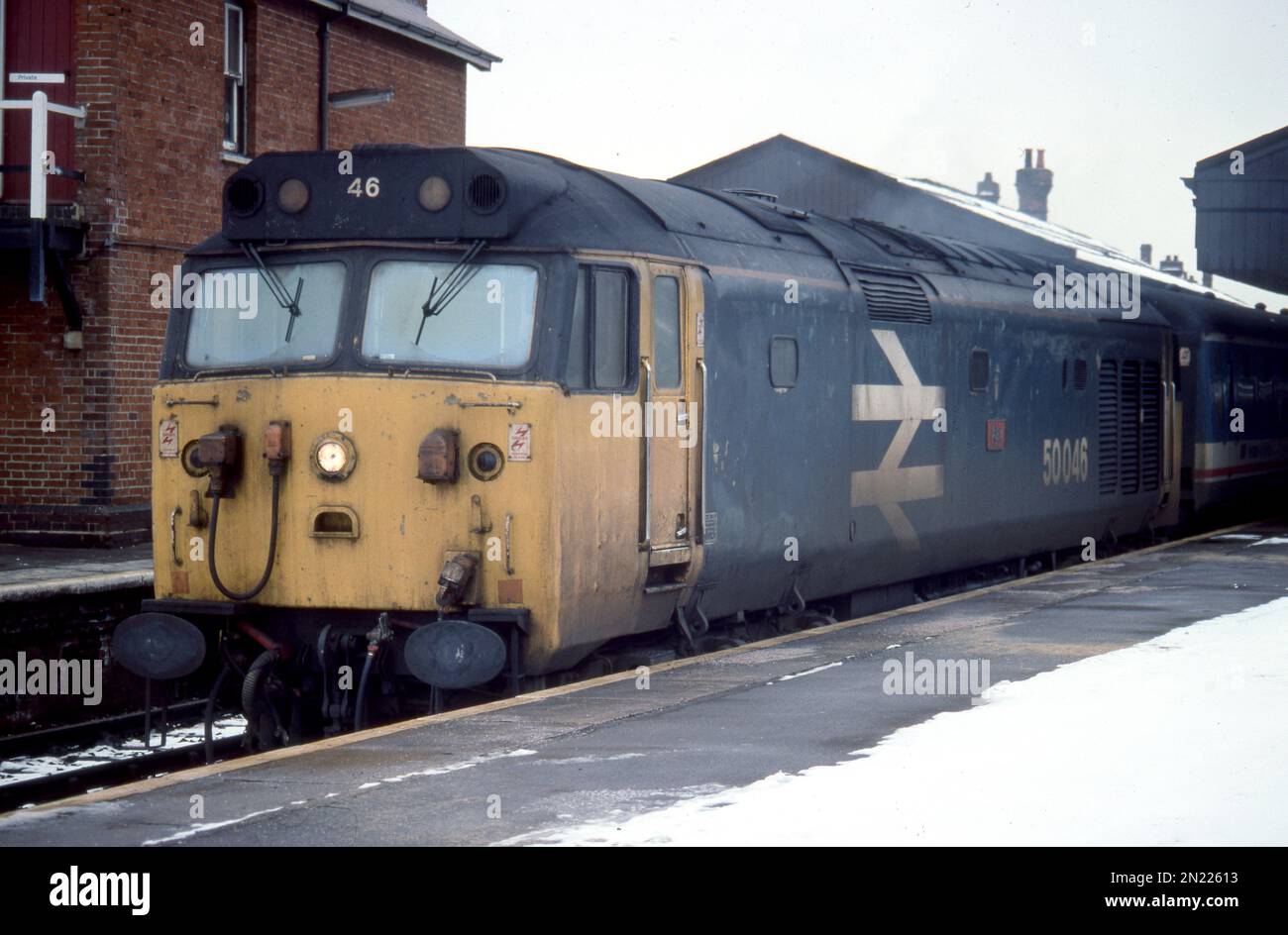 Klasse 50 50046 „Ajax“ wird in Salisbury am 1V11, dem 11,10 Uhr Waterloo-Exeter Service, in der großen Gefriertruhe vom 1991. Februar gesehen – am 06. Februar 1991 Stockfoto