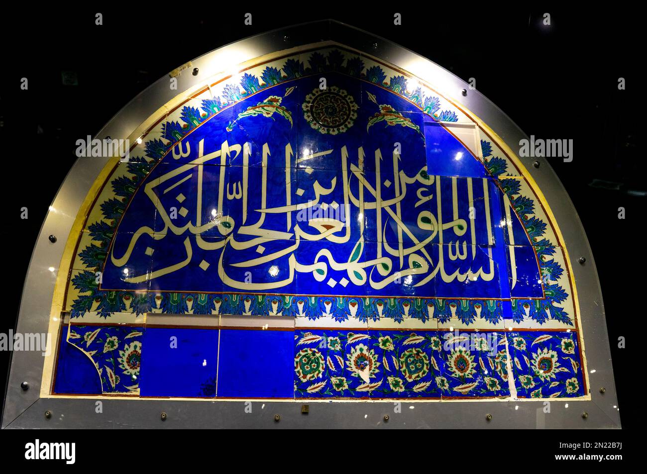Farbenfrohe dekorative osmanische Dekoration aus der Bursa Sinan Pasa Moschee, 16. Jahrhundert. Ankara-Ethnographie-Museum Türkei Stockfoto