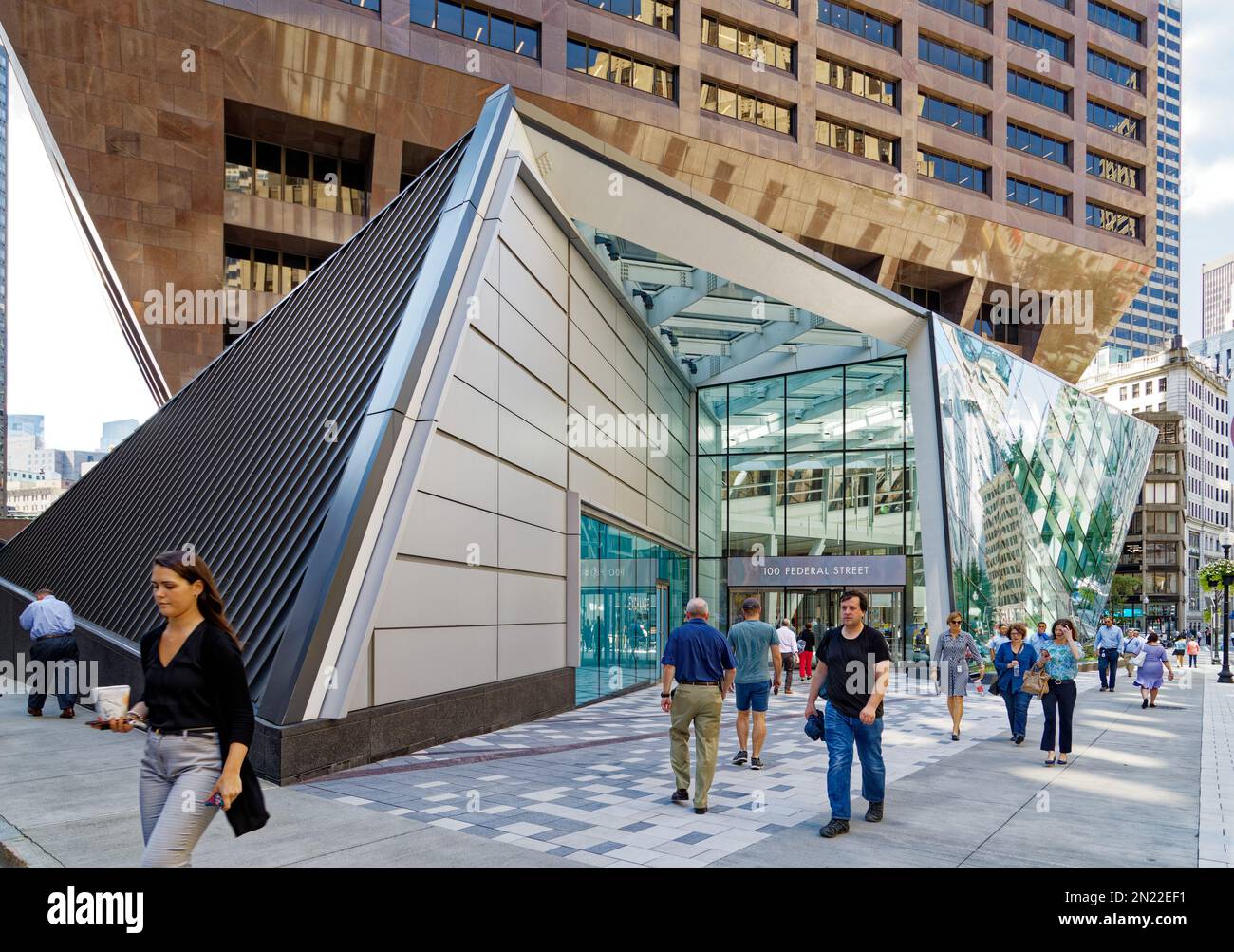 Boston Financial District: 100 Federal Street, auch bekannt als Pregnant Building, hat eine achtstöckige Wölbung, die über einer schmalen Basis ausgeglichen ist. Stockfoto