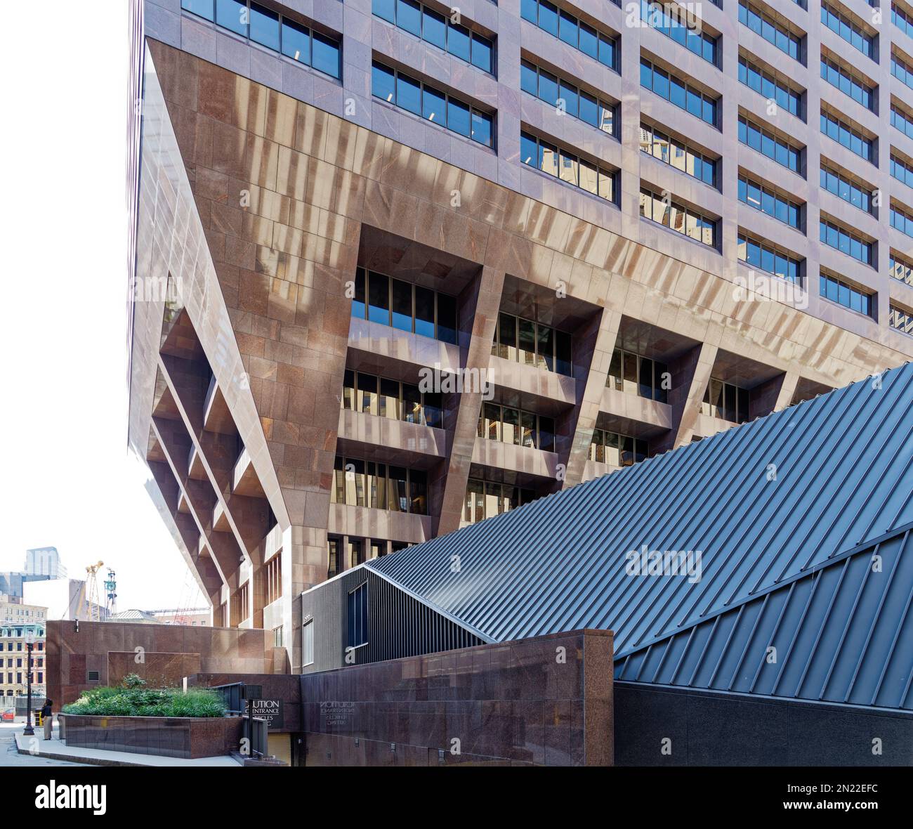 Boston Financial District: 100 Federal Street, auch bekannt als Pregnant Building, hat eine achtstöckige Wölbung, die über einer schmalen Basis ausgeglichen ist. Stockfoto