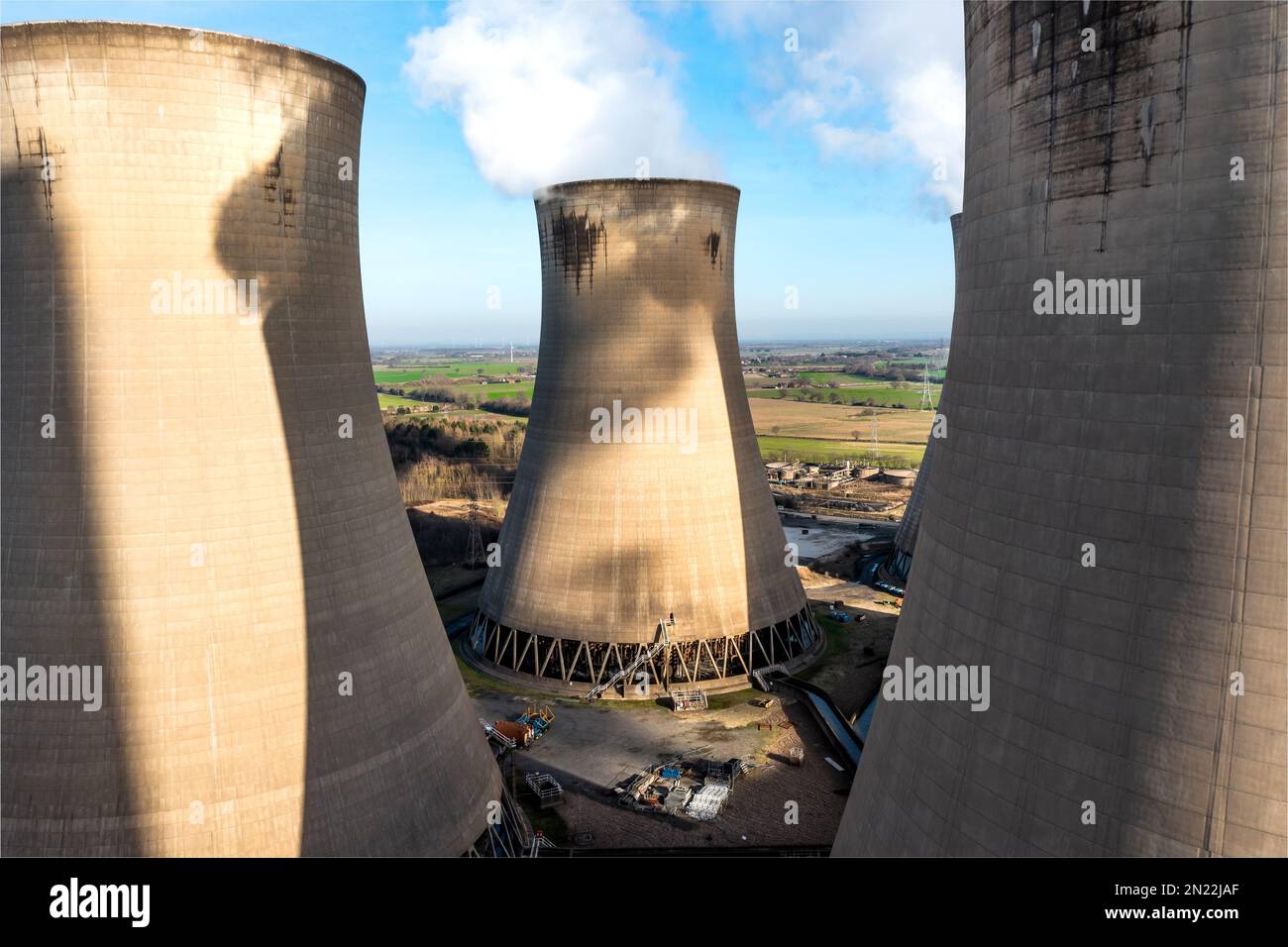 Nahaufnahme einer Gruppe von Kühltürmen in einem Kohlekraftwerk aus der Vogelperspektive Stockfoto