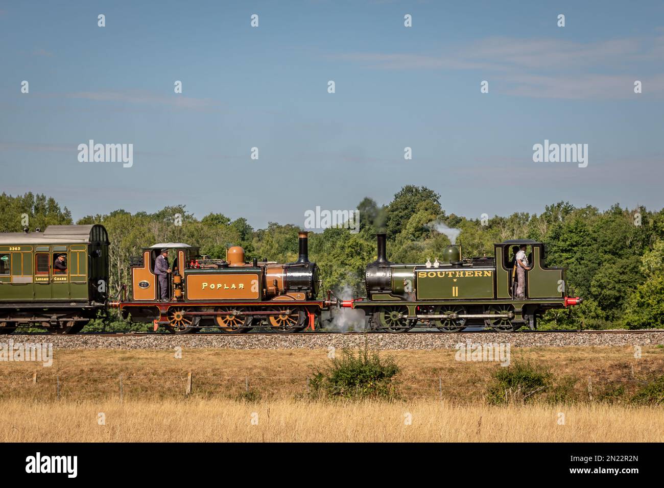 LBSCR „A1“ Klasse 0-6-0T Nr. 70 „Poplar“ und SR „A1“ Klasse 0-6-0T Nr. W11 Uhr Annäherung an Horsted Keynes mit der Bluebell Railway Stockfoto