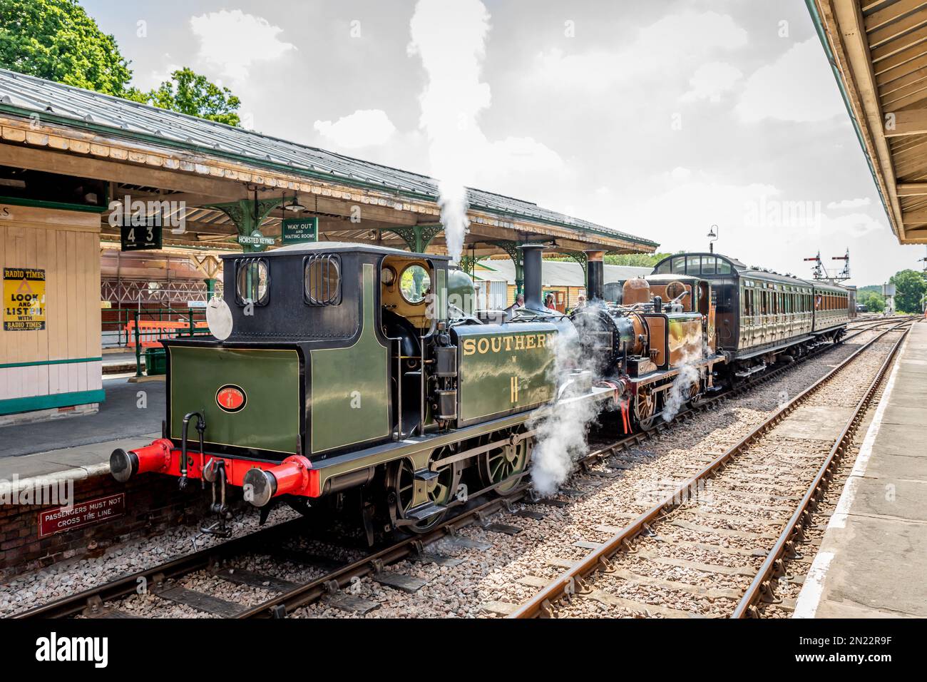 LBSCR „A1“ Klasse 0-6-0T Nr. 70 „Poplar“ und SR „A1“ Klasse 0-6-0T Nr. W11, Horsted Keynes auf der Bluebell Railway Stockfoto
