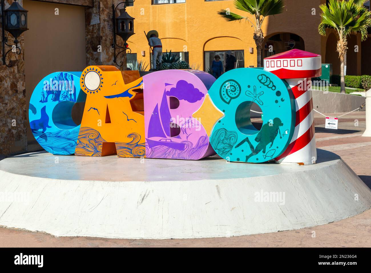 Ein farbenfrohes Cabo-Zeichen, das Touristen in der Strandstadt Cabo San Lucas, Mexiko, begrüßt. Stockfoto